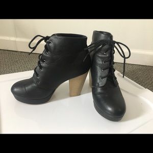 BLACK LACE UP BOOTIES